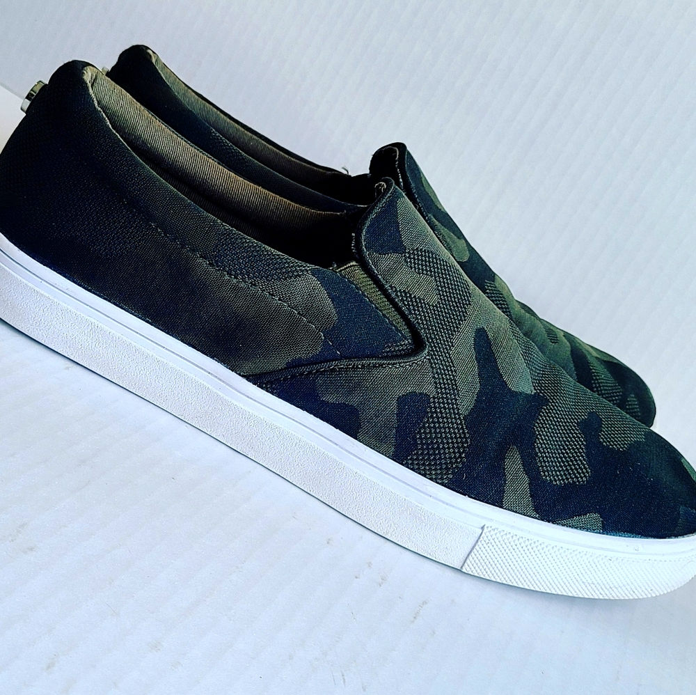 Steve Madden Camo Slip ons size 9